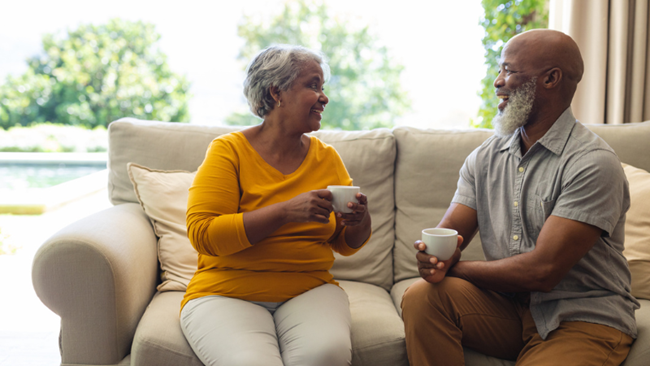 des vielles personnes bovient du café